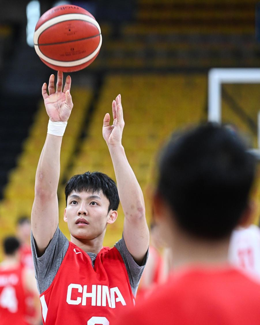 关于赛前密尔沃基雄鹿备战CBA常规赛，官宣签约细节曝光，引发热议，资深球员宣示担当的信息