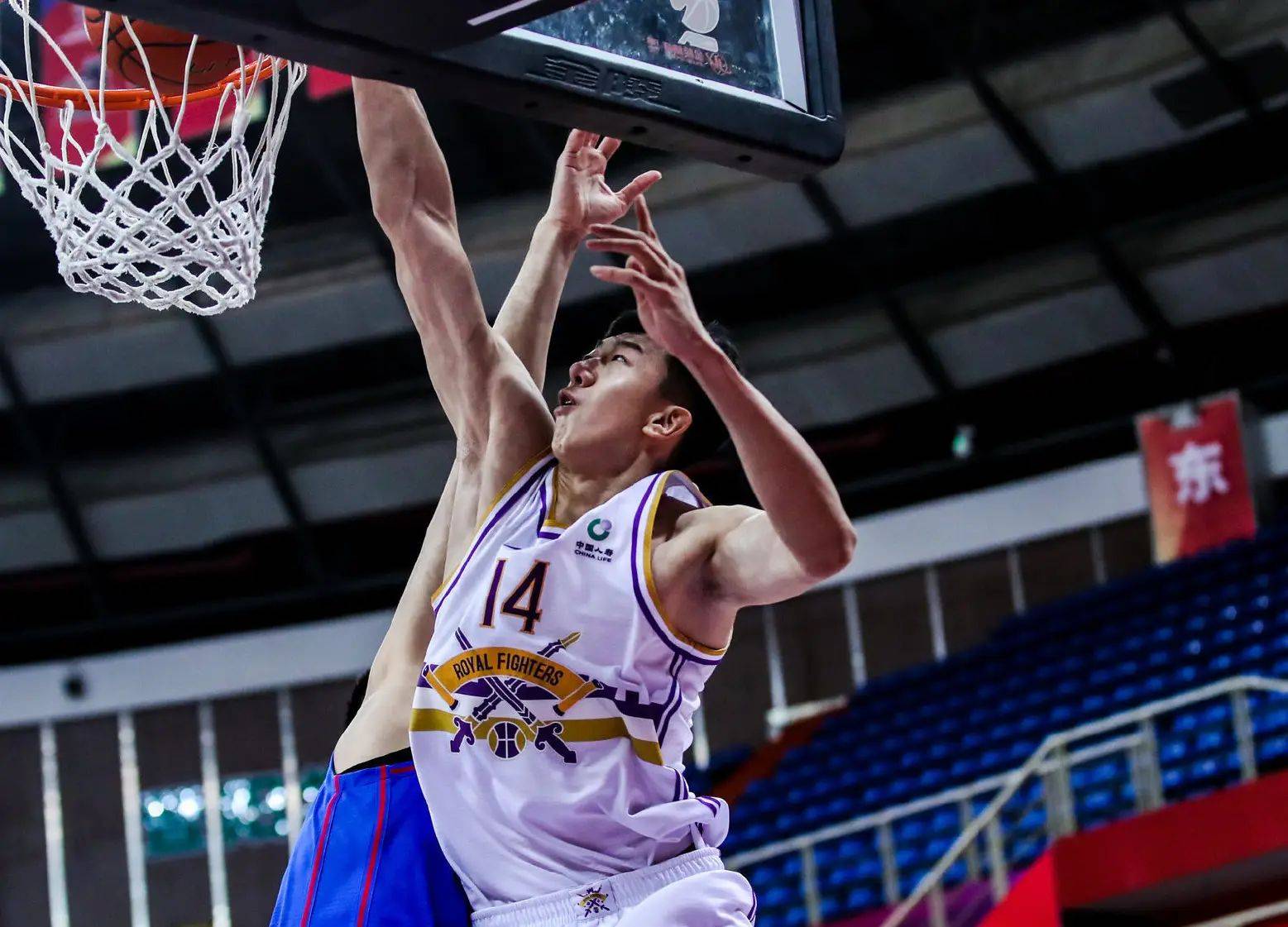 关于赛前密尔沃基雄鹿备战CBA常规赛，官宣签约细节曝光，引发热议，资深球员宣示担当的信息